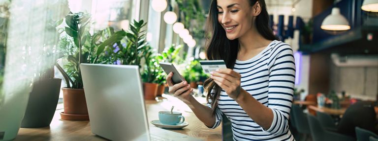 Online Shop Bezahlvorgang Bestellbestätigung Frau mit EC Karte und Laptop